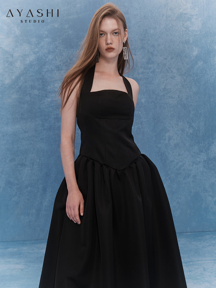 Long black neck big silhouette dress