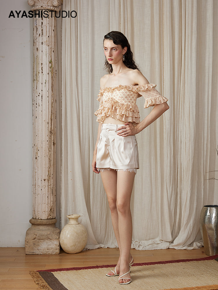 Cream Acetic acid splicing lace pleated shorts